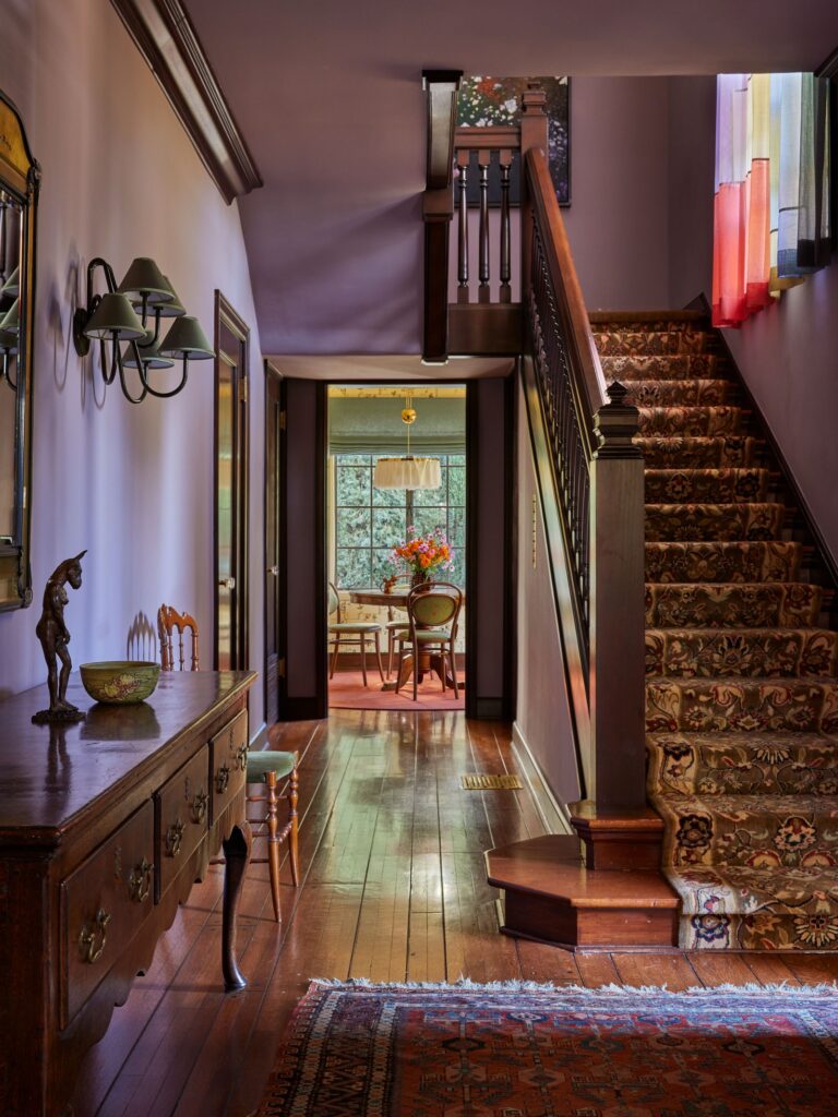 Whimsigoth enterijer sa ljubičastim zidovima