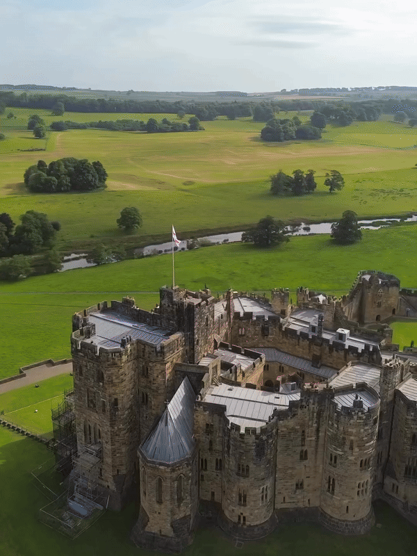 Alnwick Castle, Northumberland, England iz ptičjeg ugla