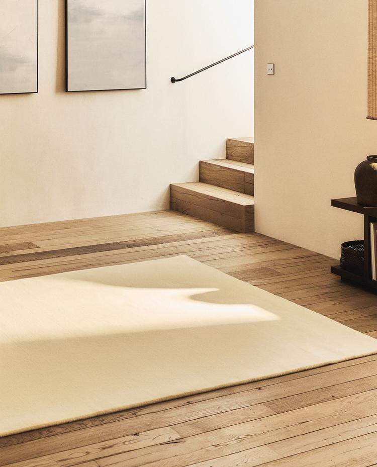 Ručno pleteni vuneni tepih iz Zara Home kolekcije