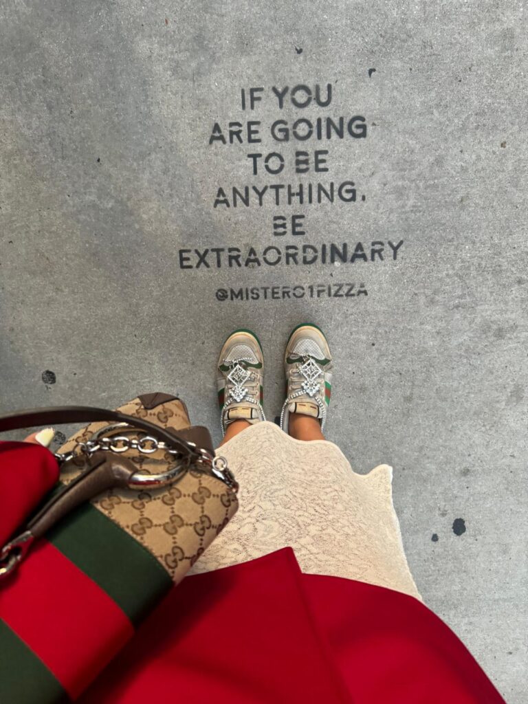 Dunja Grubješa i citat „If you are going to be anything, be extraordinary" MISTERO1PIZZA na betonu u Wynwood Art District-u