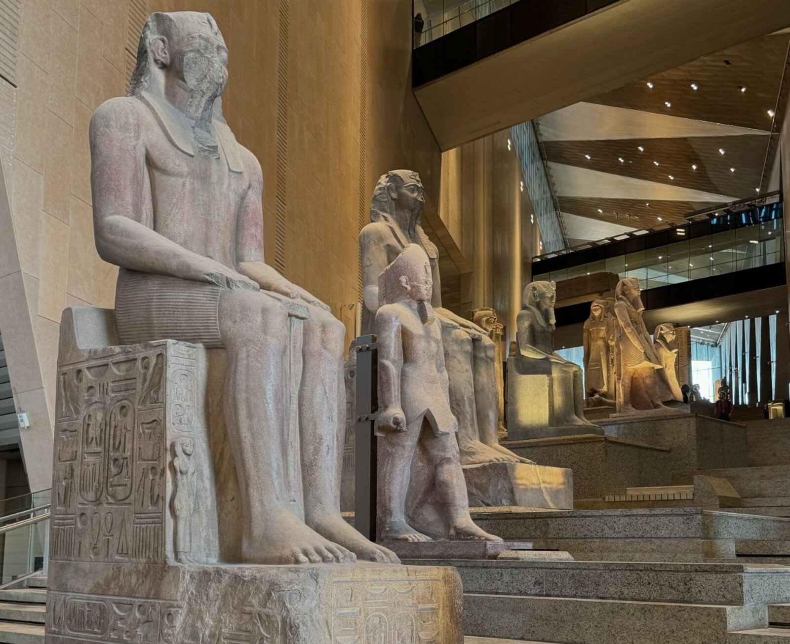Grand Egyptian Museum unutrašnjost i statue