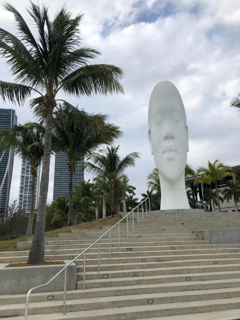 Stepenice i skluptura glave u Pamm Museum