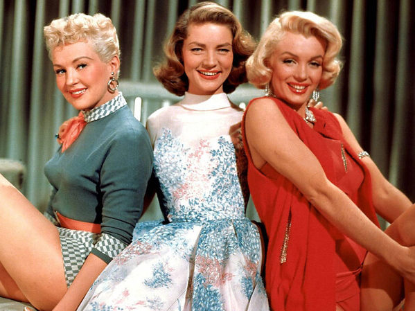 Na slici su Lauren Bacall, Betty Grable i Marilyn Monroe u sceni iz filma "How to Marry a Millionaire" (1953)