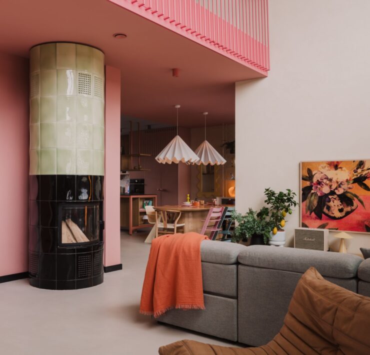 Pink enterijer dnevna soba