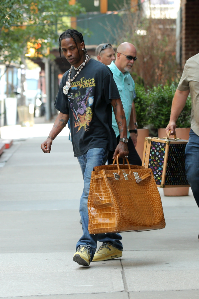 tihi luksuz - Travis Scott nosi supersized Birkin tašnu